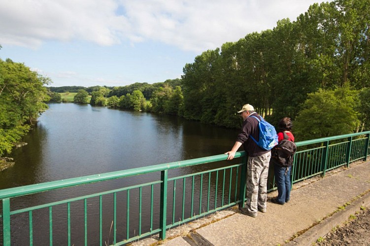 Rive gauche, rive droite - La Creuse à Fontgombault vue du pont