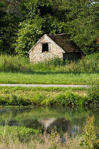 La vallée de la Benaize - Petite cabane en pierre et sa mare