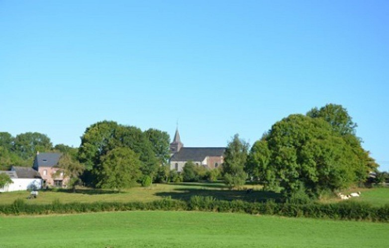 Vue sur la campagne et le village de Montbliart à Sivry-Rance