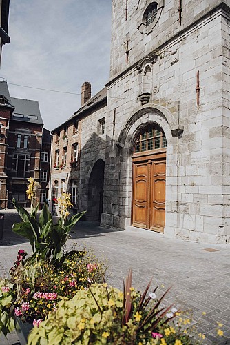 Parvis de la Collégiale Saints Pierre et Paul
