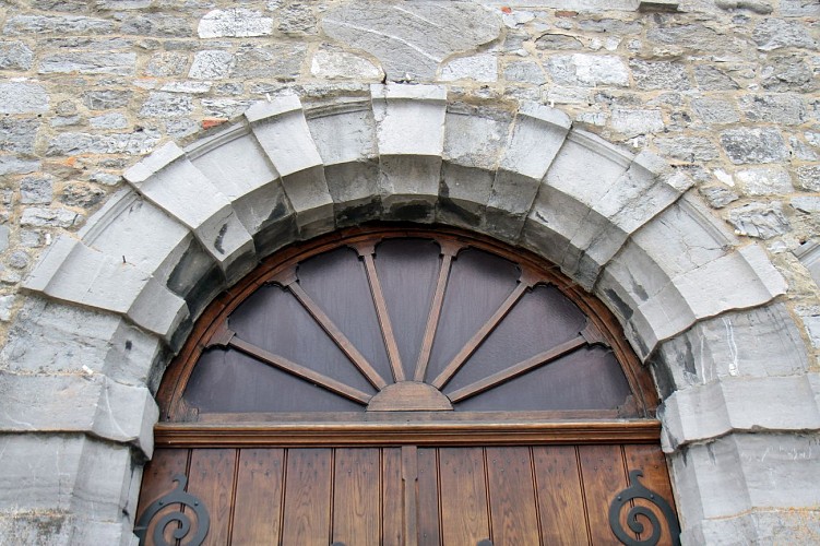 Stadwandeling, deur van Sint-Georges kerk in Erquelinnes