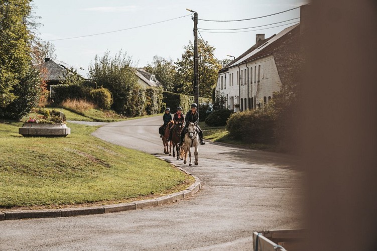 Ruiters in het dorp van Montbliart