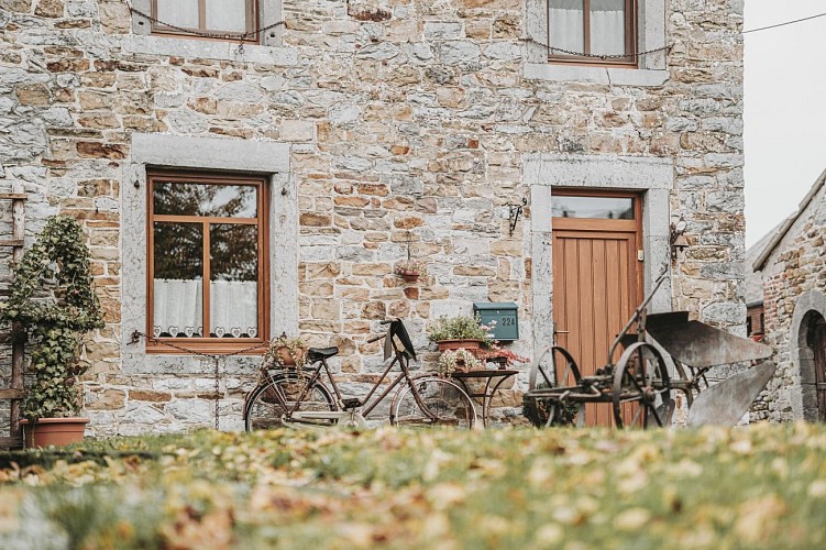 Maison en pierre dans le village de Le Mesnil