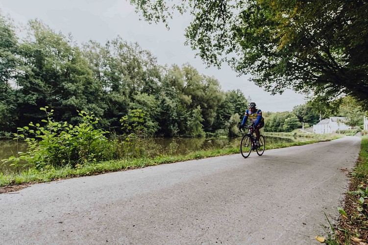 Cycliste le long de la Sambre à Thuin