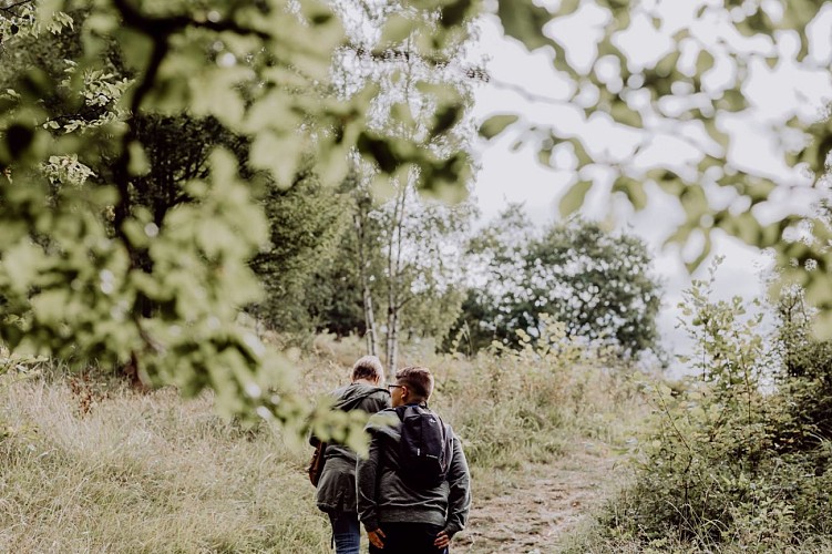 Wandelaars op de Calestienne in Viroinval