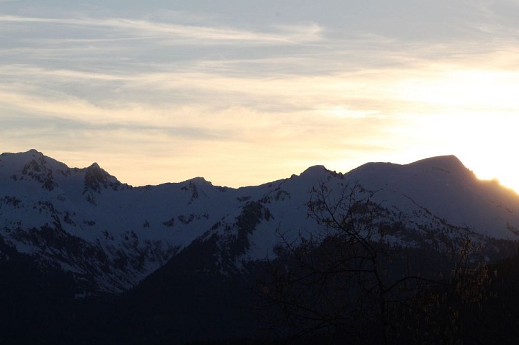 Vue depuis Hauteville sur les monts de La Thuile et la Dent du Corbeau 
