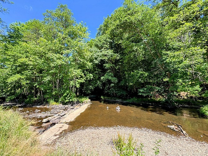 Sainthubert_promenade_ste_adeline_et_centrale_hydro_poix_©MTFSH_TEXTO_Pasca