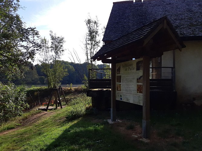 Maison de paille et pont de singe