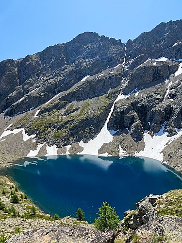 Evariste Chancel refuge and Puy Vachier lake from 2400m