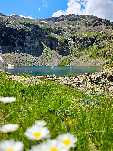 Evariste Chancel refuge and Puy Vachier lake from 2400m