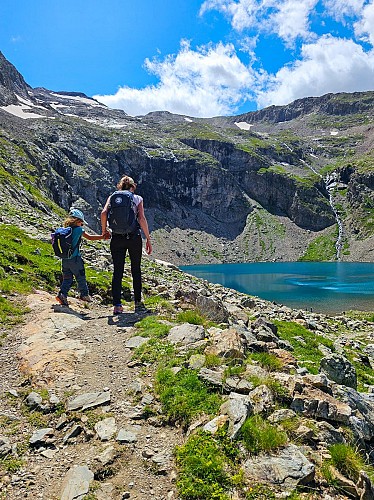Rifugio Evariste Chancel e lago Puy Vachier da 2400 m di altitudine