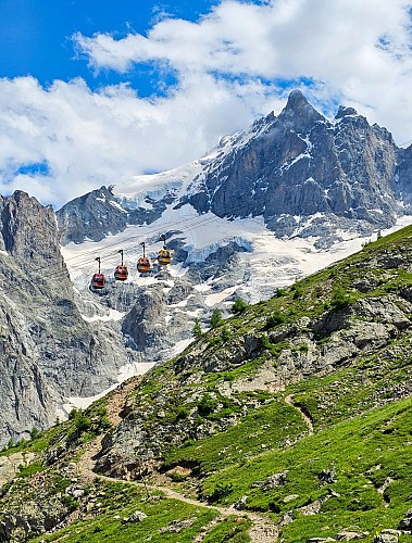 Rifugio Evariste Chancel e lago Puy Vachier da 2400 m di altitudine