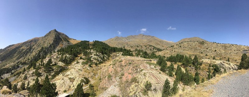 Paysage avant d'arriver au barrge du Lanoux
