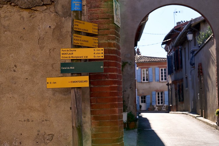 Le village l'église mairie et château
