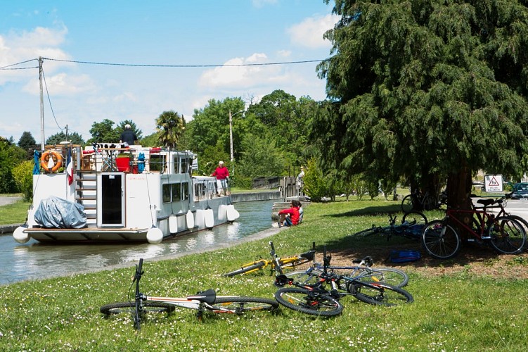 Vélo et péniches canal du midi @Manuel Huyn