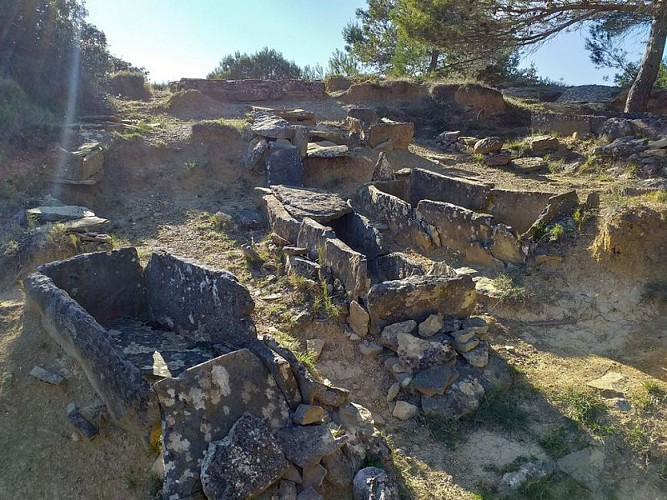 Nécropole wisigothique du "Moural des Morts" 42 tombes, surtout d'enfants Ve VIIe siecle
