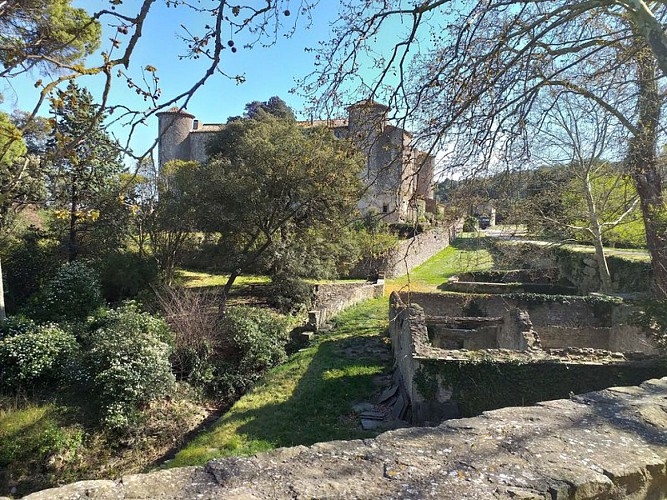 Passage devant le château de Villarlong (privé)