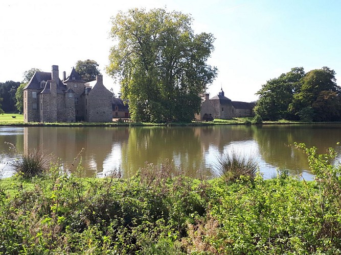 Saint-Brice-en-Coglès : la marche des châteaux