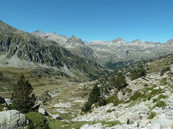 La vallée du Marcadau depuis les abords du lac d'Arratille