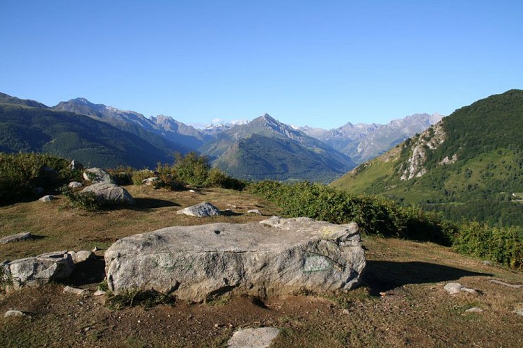 Vue sur le Val d'Azun depuis le sommet.