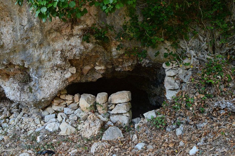 Abri sous roche en début de parcours