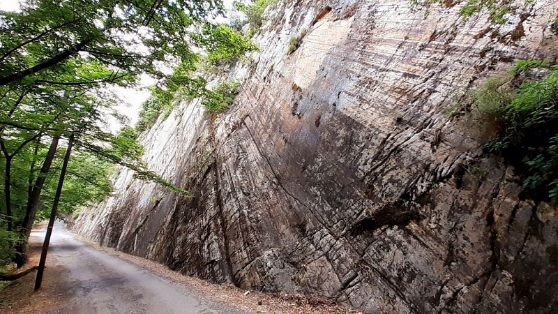 Géologie curieuse d'une roche polie