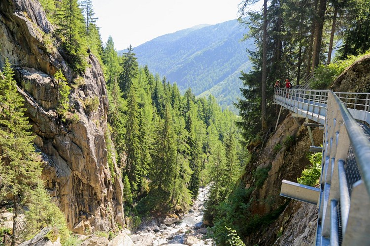 Bérard waterfall trail