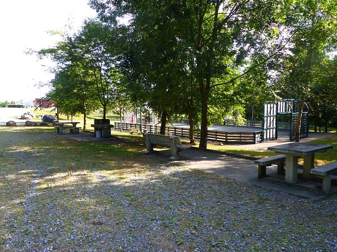 Lourenties lac du Gabas  VTT tables de pique nique 