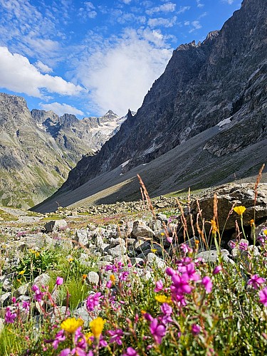 Il lago e il rifugio Pavé