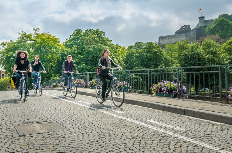 Néerlandais Cyclistes près de la Citadelle de Namur Fietsers in de buurt van de Citadel van Namen