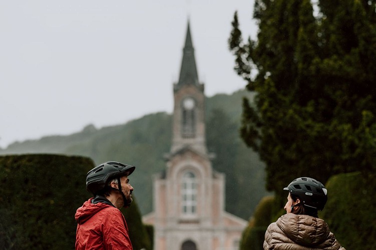 Cyclistes à l'Abbaye d'Aulne