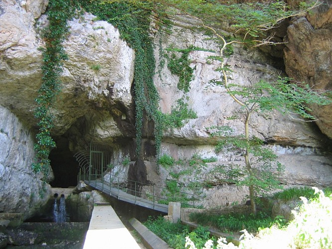 Corveissiat's cave and outcrop
