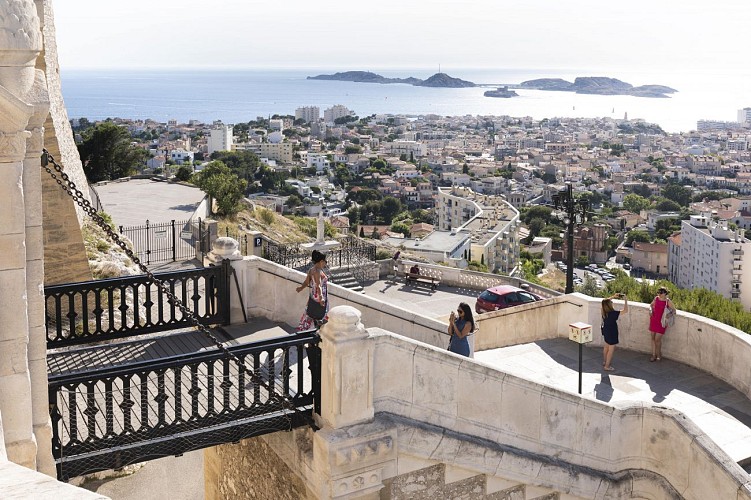 Randonnée au départ de Notre-Dame de la Garde jusqu'à la Corniche