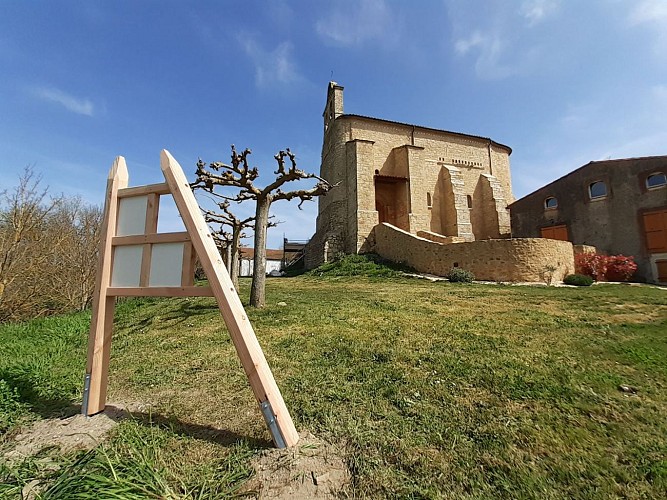Chapelle Notre-Dame de Cazalrenoux et panneau d'accueil