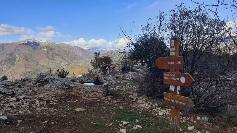 Fontaine de la balise 107a sur fond de Mercantour