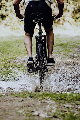 Randonnée VTT traversée d'une rivière à Philippeville