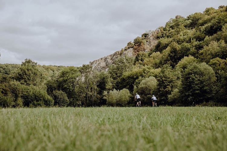 Randonnée VTT longeant une colline à Philippeville