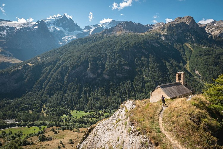 Le Marathon de la Meije avec vue sur la vallée et la Meije depuis la chapelle de Bon Repos
