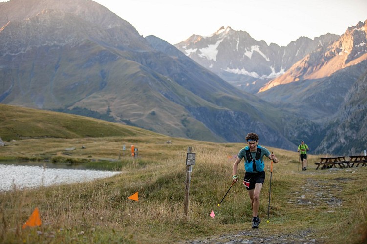 Coureur au lac du pontet pendant le Trail de la Meije