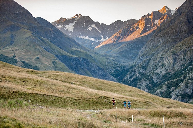 Vue sur les Agneaux depuis le Lac du Pontet à La Grave