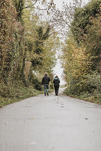 Promeneurs sur un chemin de campagne à Froidchapelle