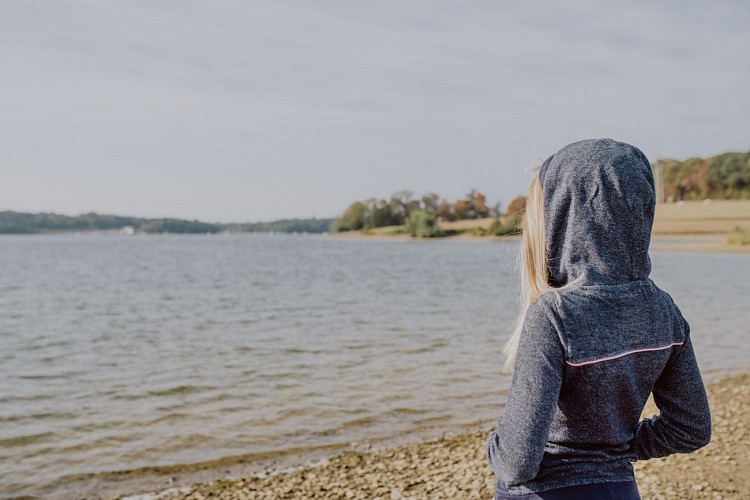 Promeneur sur le Lac de la Plate Taille à Froidchapelle