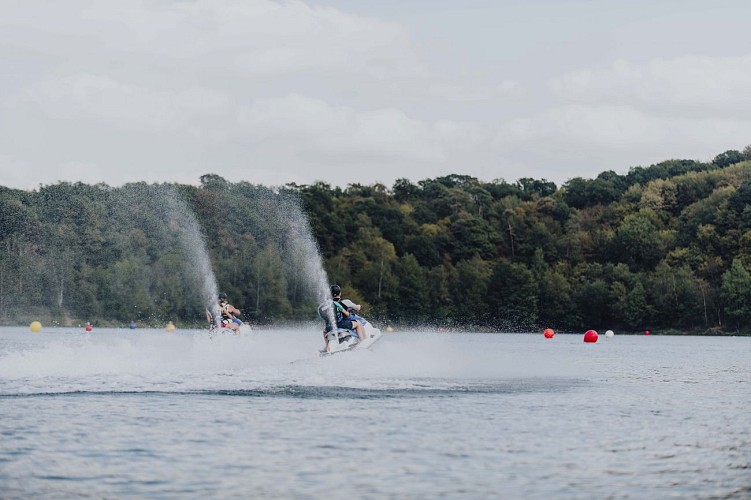 Jet Ski van het meer van Eau d'Heure in Froidchapelle