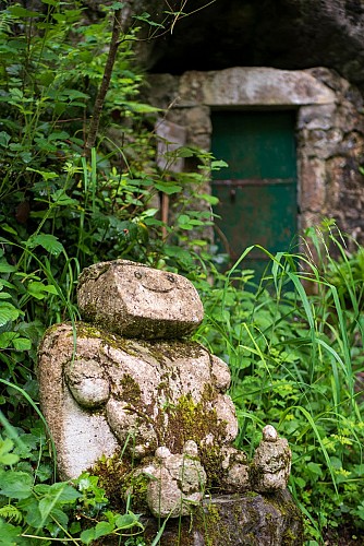 L'entrée de la grotte des fées à Ferrières-sur-Sichon