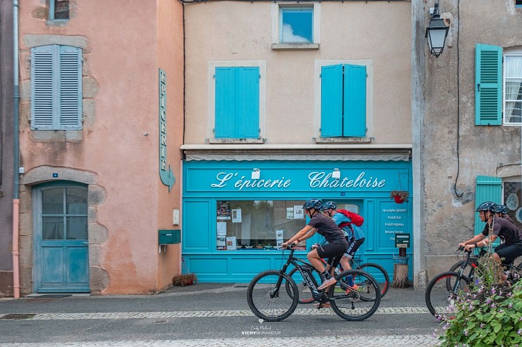 Epicerie à Châtel-Montagne