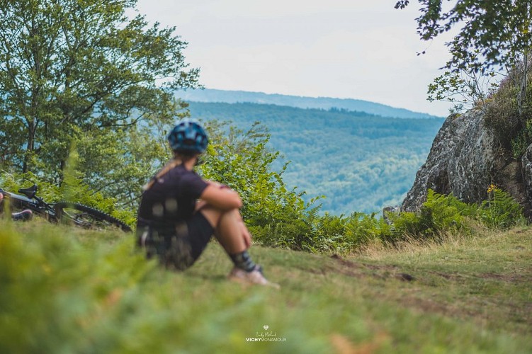 Cycliste à Châtel-Montagne