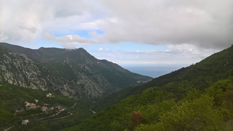 Hiking path from the Col de Castillon to Sainte-Agnès