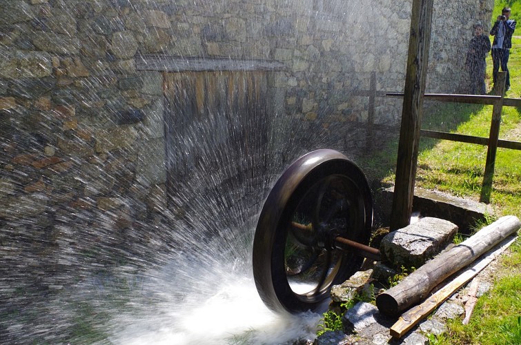 Scierie à eau à Lavoine