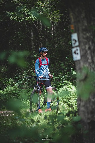 Cycliste en forêt des Bois Noirs
