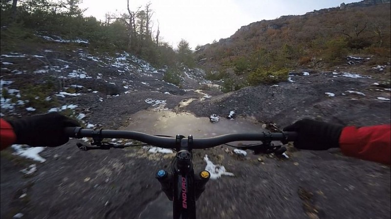 Dans les dalles glissantes de la Bouteille